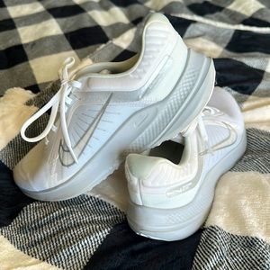 Women’s Nike Quest 5 size 9.5 like new condition